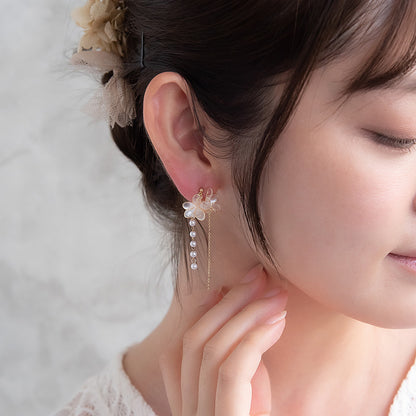 Classy ピアス ニッケルフリー メタル ワイヤー フラワー トリプル 半透明 パール チェーン 下がり チタンポスト スタッドピアス