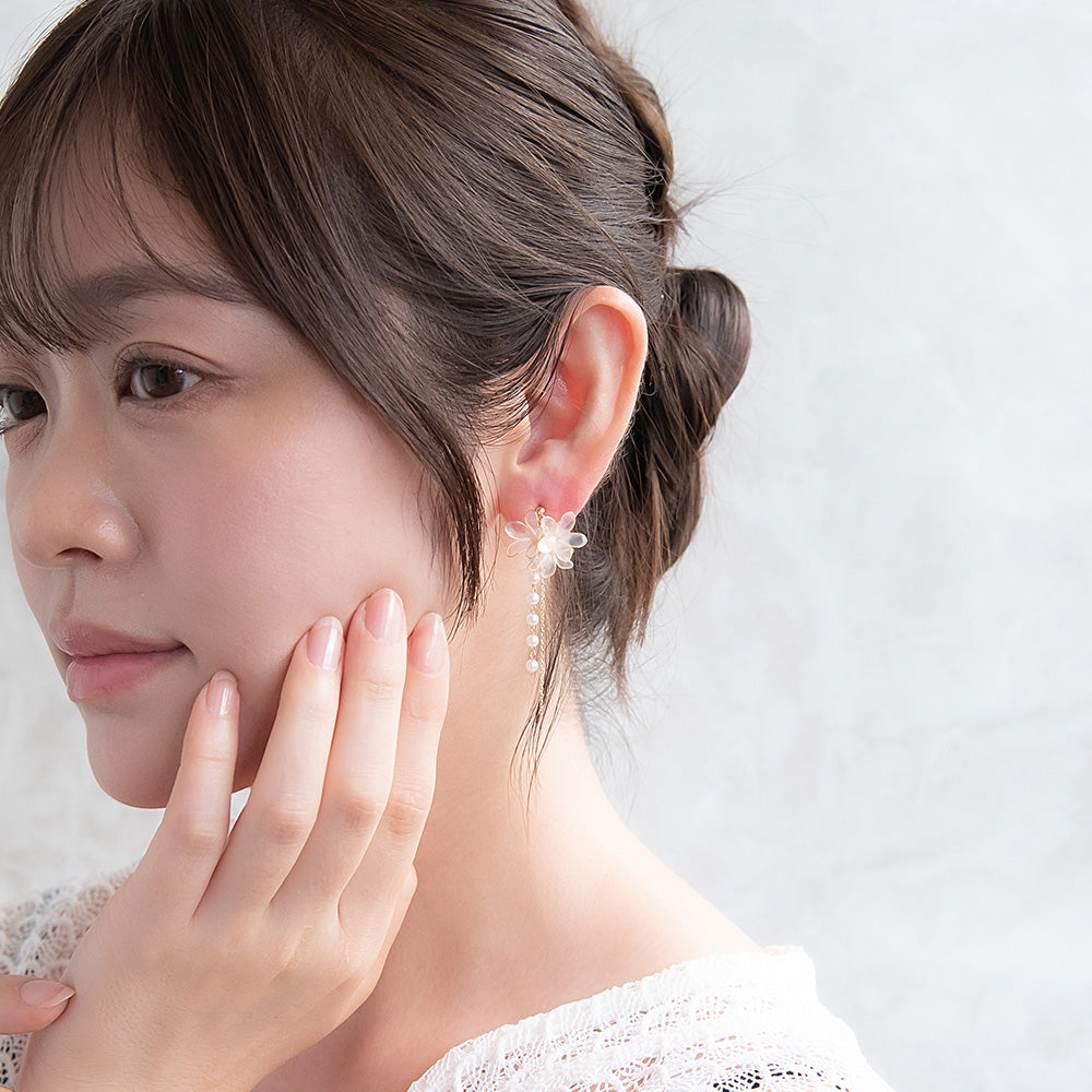 Classy ピアス ニッケルフリー メタル ワイヤー フラワー トリプル 半透明 パール チェーン 下がり チタンポスト スタッドピアス