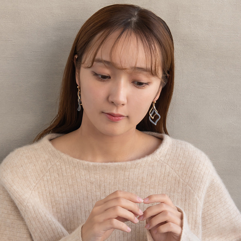 ピアス ニッケルフリー メタル フロッキー カラー ツイスト ロンバス チタンポスト スタッドピアス