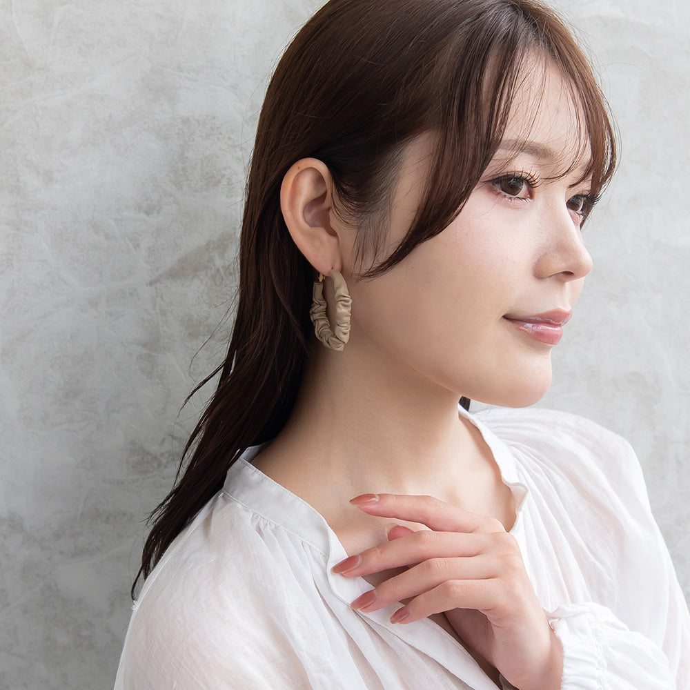 ピアス ニッケルフリー フェイクレザー ギャザー ベーシックカラー シルバー925ポスト フープピアス