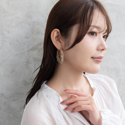 ピアス ニッケルフリー フェイクレザー ギャザー ベーシックカラー シルバー925ポスト フープピアス