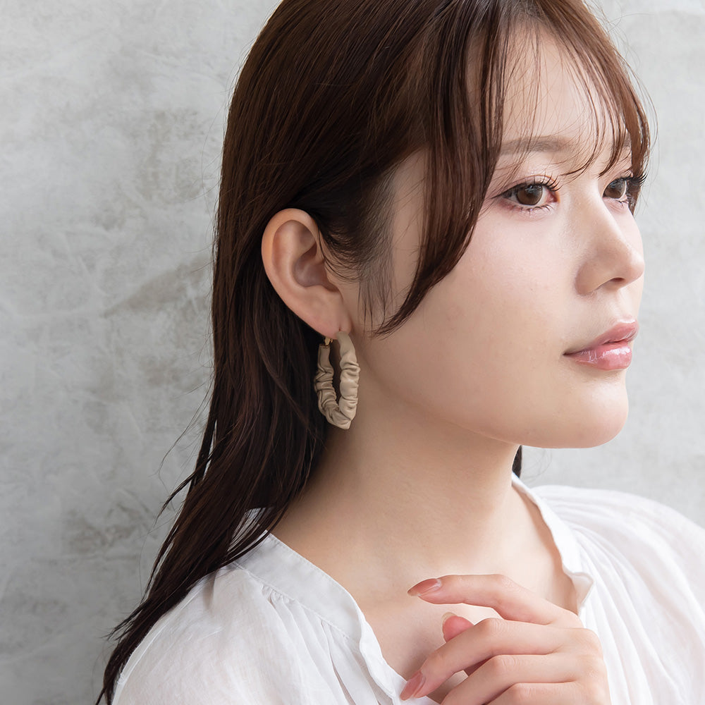 ピアス ニッケルフリー フェイクレザー ギャザー ベーシックカラー シルバー925ポスト フープピアス