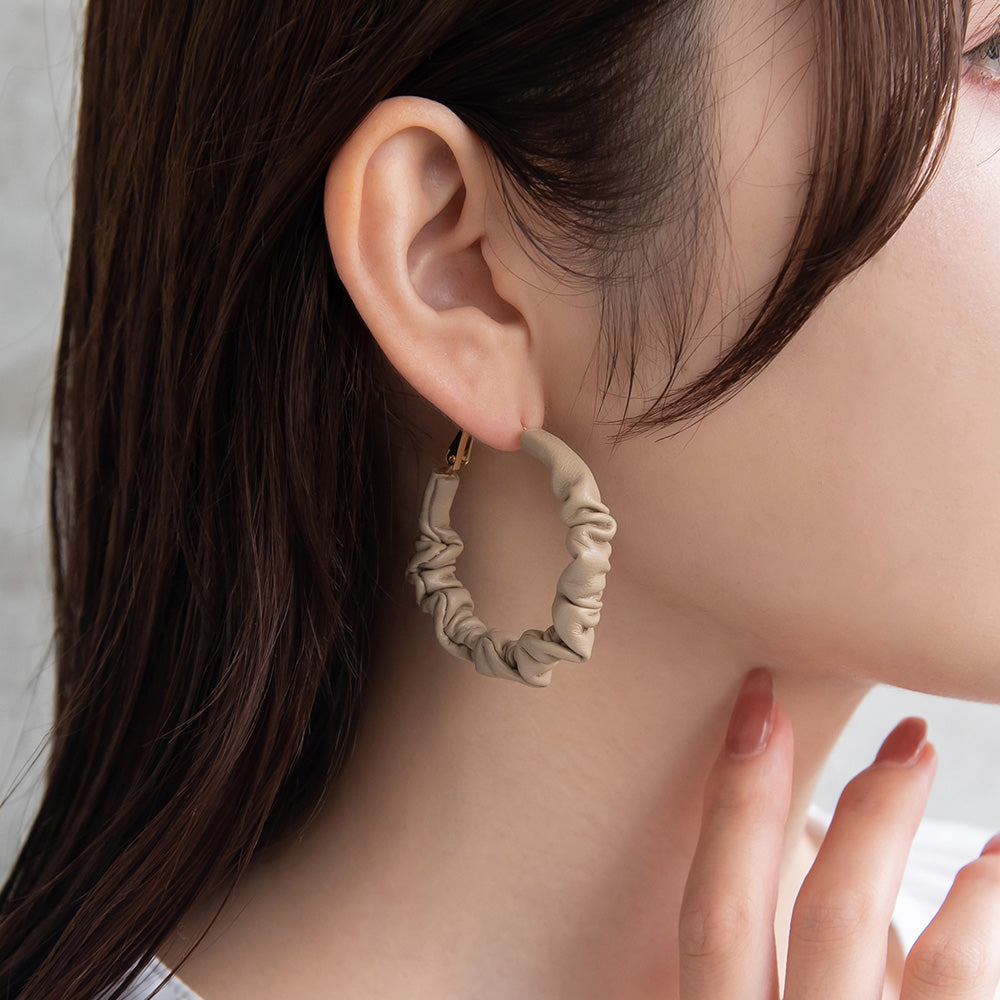 ピアス ニッケルフリー フェイクレザー ギャザー ベーシックカラー シルバー925ポスト フープピアス