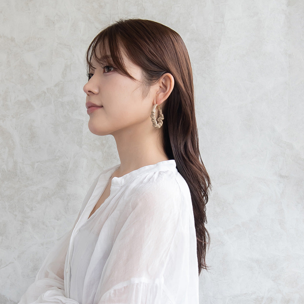 ピアス ニッケルフリー フェイクレザー ギャザー ベーシックカラー シルバー925ポスト フープピアス