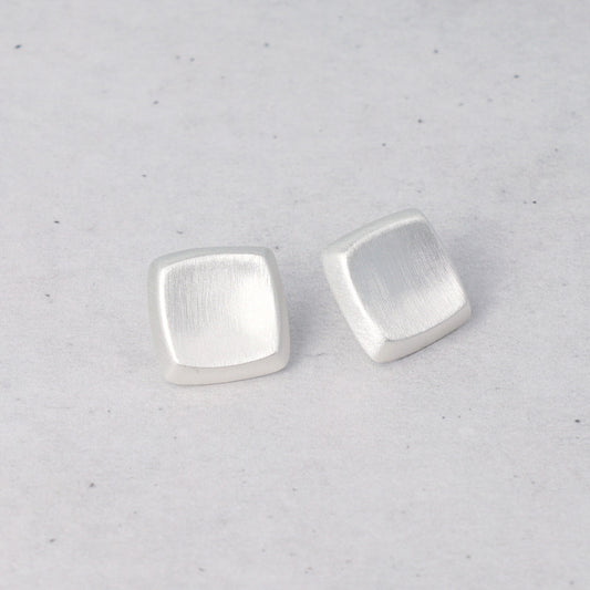 ピアス  ニッケルフリー neige. スクエア スタッドピアス