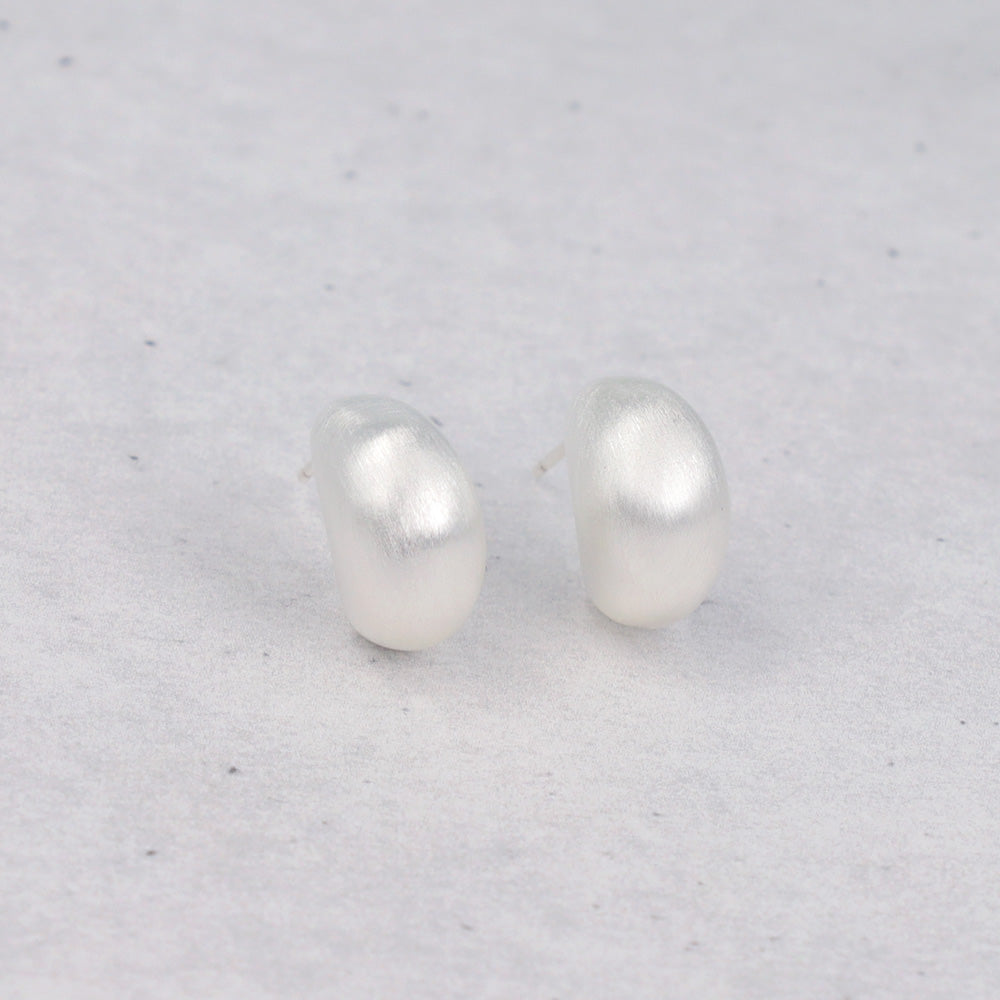 ピアス  ニッケルフリー neige. サイド クレッセントムーン スタッドピアス