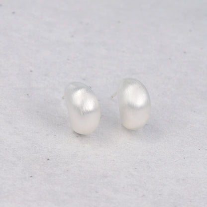 ピアス  ニッケルフリー neige. サイド クレッセントムーン スタッドピアス