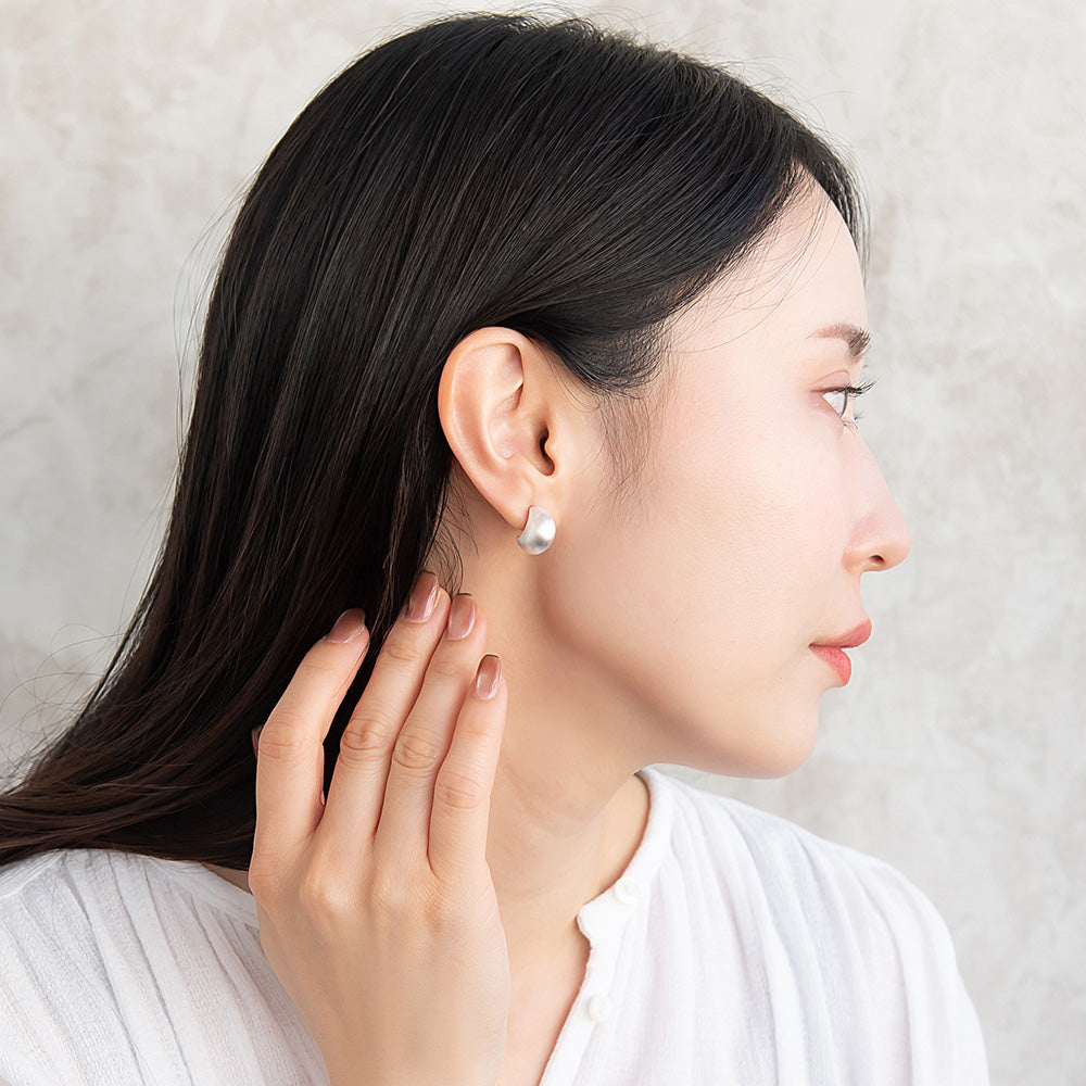 ピアス  ニッケルフリー neige. サイド クレッセントムーン スタッドピアス