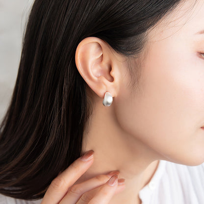 ピアス  ニッケルフリー neige. サイド クレッセントムーン スタッドピアス