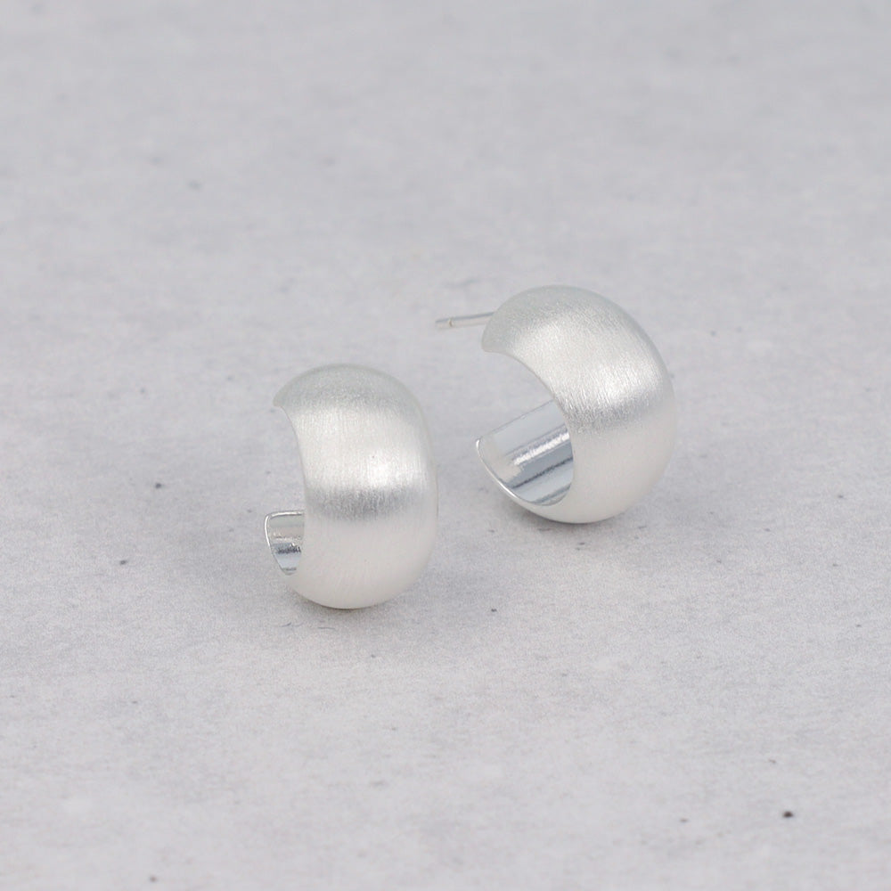 ピアス  ニッケルフリー neige. ワイド カーブ スタッドピアス