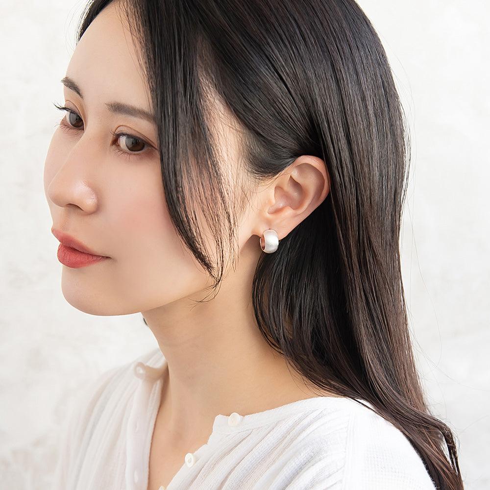 ピアス  ニッケルフリー neige. ワイド カーブ スタッドピアス