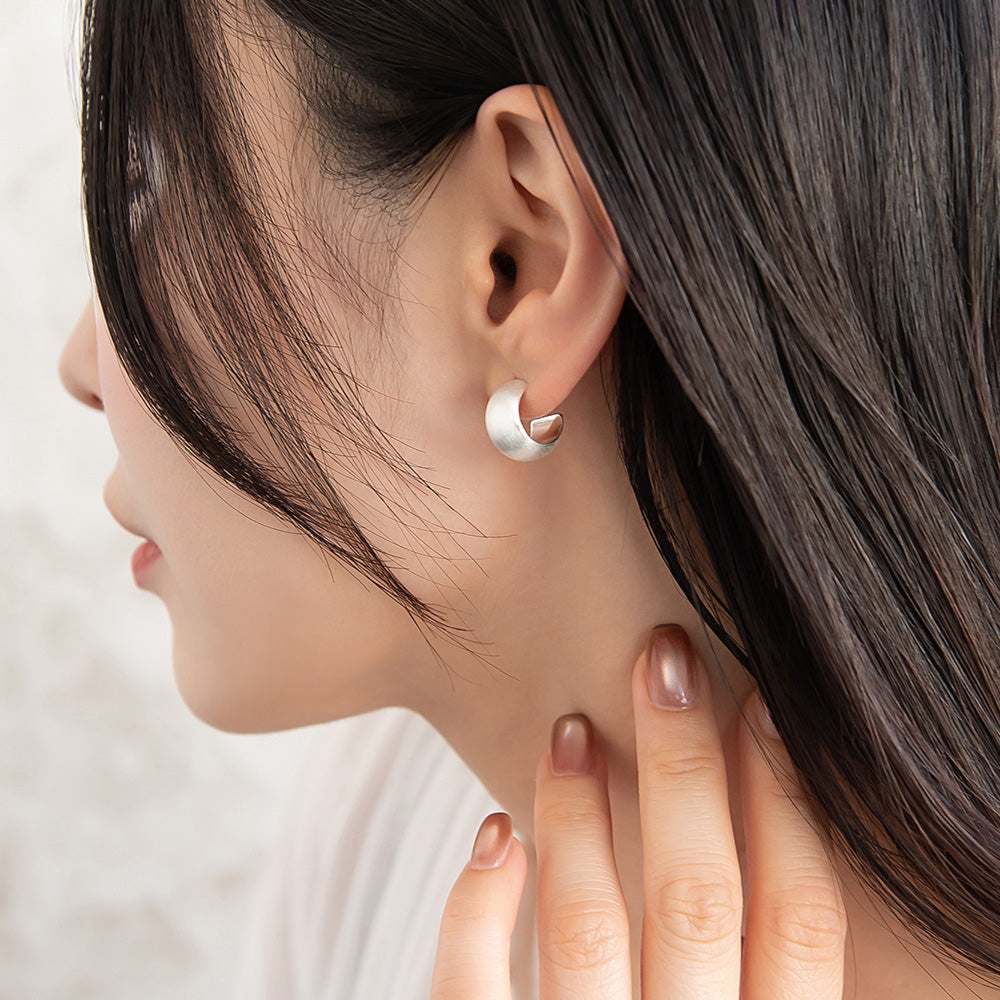 ピアス  ニッケルフリー neige. ワイド カーブ スタッドピアス