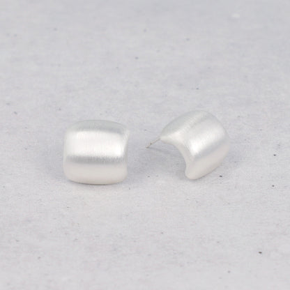 ピアス  ニッケルフリー neige. レクタングル カーブ スタッドピアス