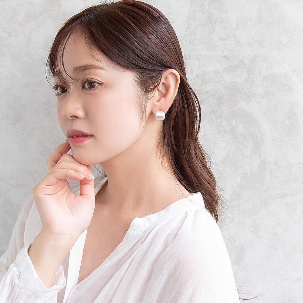 ピアス  ニッケルフリー neige. レクタングル カーブ スタッドピアス