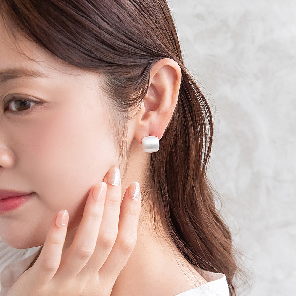 ピアス  ニッケルフリー neige. レクタングル カーブ スタッドピアス