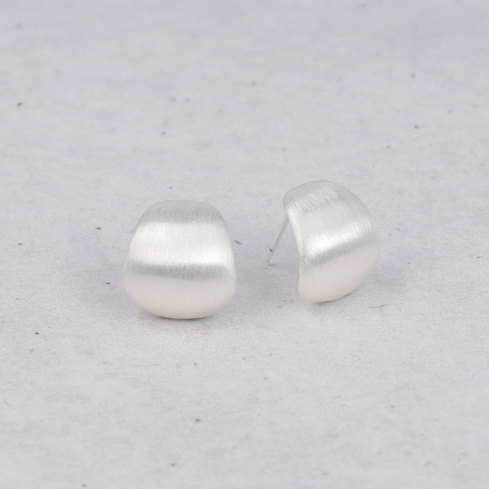 ピアス  ニッケルフリー neige. ワイド カーブ スタッドピアス