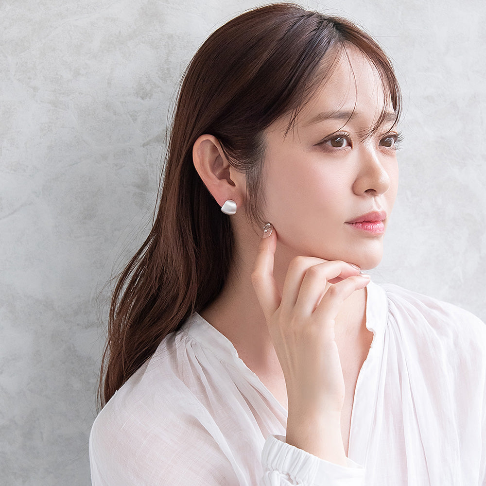 ピアス  ニッケルフリー neige. ワイド カーブ スタッドピアス
