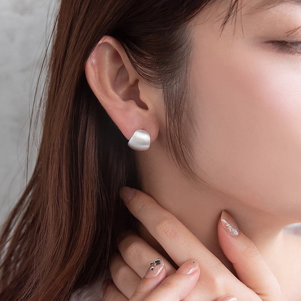 ピアス  ニッケルフリー neige. ワイド カーブ スタッドピアス