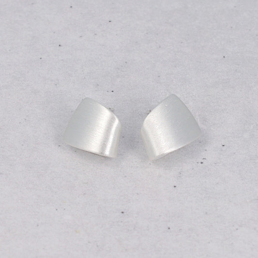 ピアス  ニッケルフリー neige. トライアングル フォールド スタッドピアス