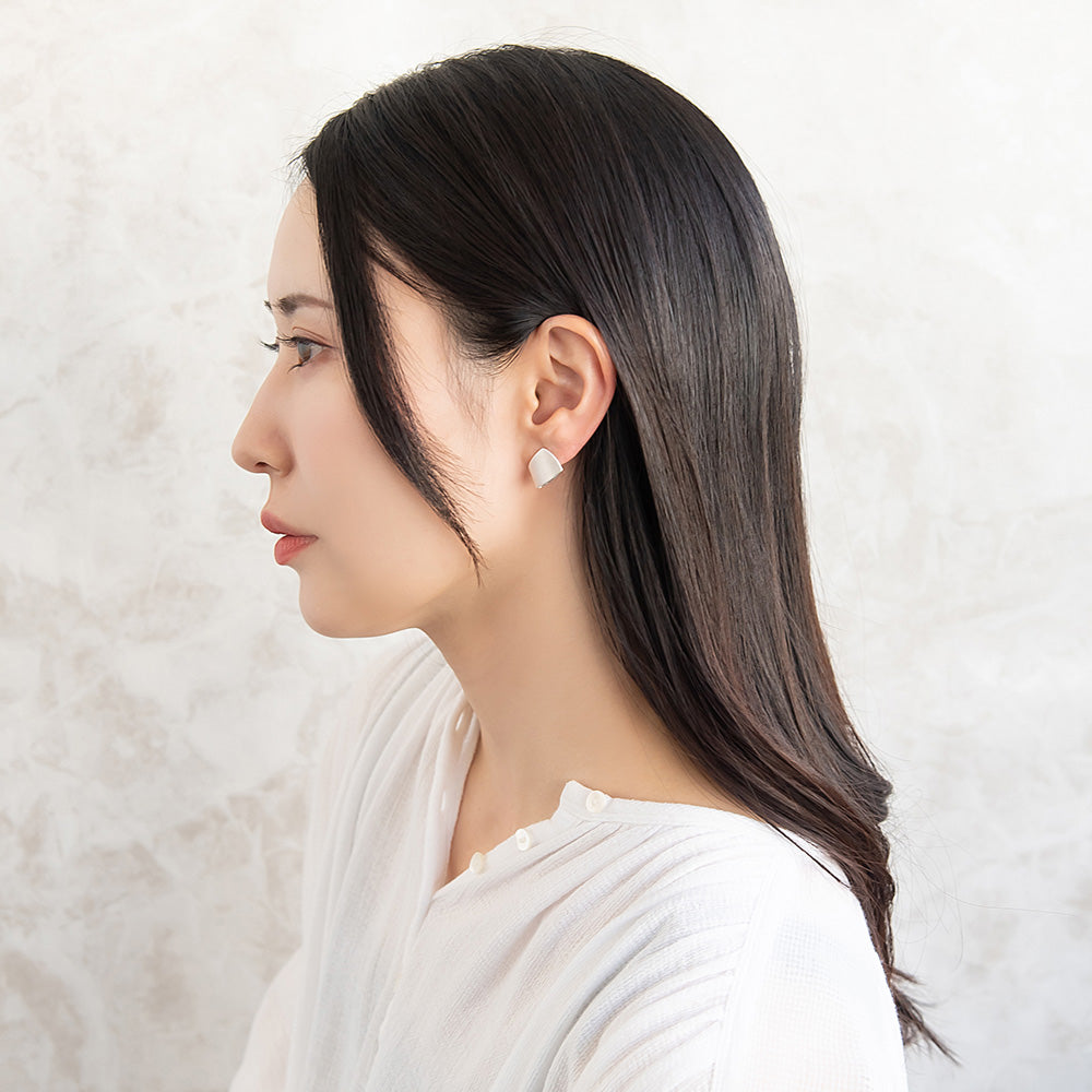 ピアス  ニッケルフリー neige. トライアングル フォールド スタッドピアス