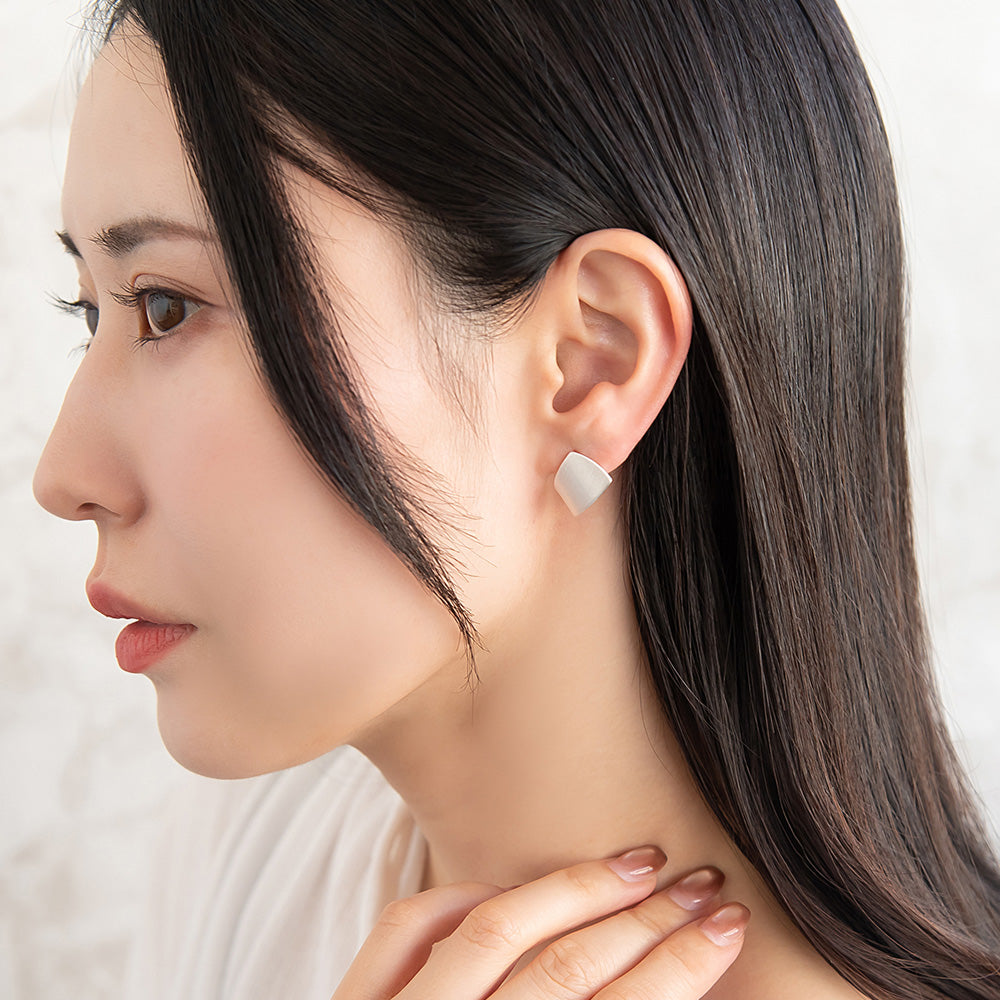 ピアス  ニッケルフリー neige. トライアングル フォールド スタッドピアス