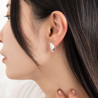 ピアス  ニッケルフリー neige. トライアングル フォールド スタッドピアス