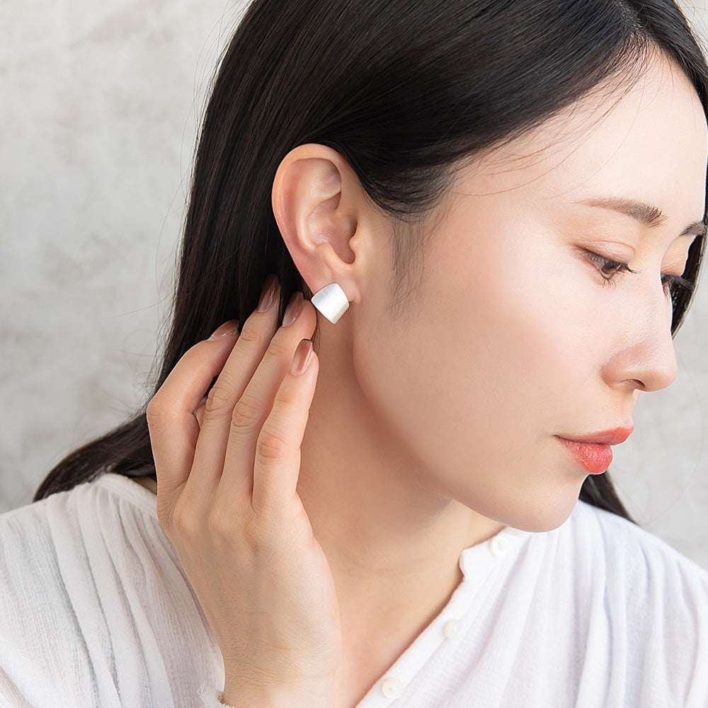 ピアス  ニッケルフリー neige. トライアングル フォールド スタッドピアス