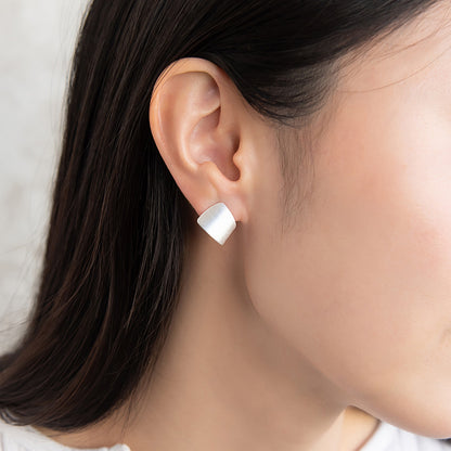 ピアス  ニッケルフリー neige. トライアングル フォールド スタッドピアス