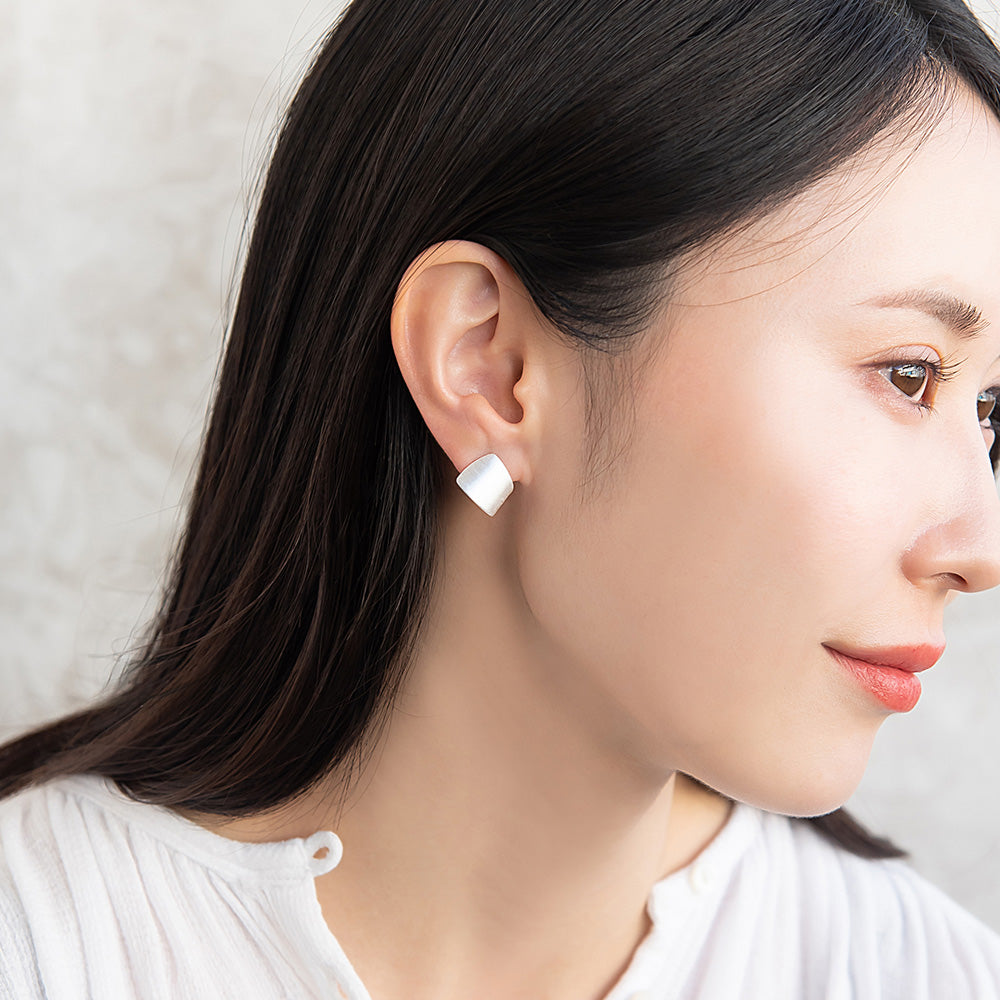 ピアス  ニッケルフリー neige. トライアングル フォールド スタッドピアス