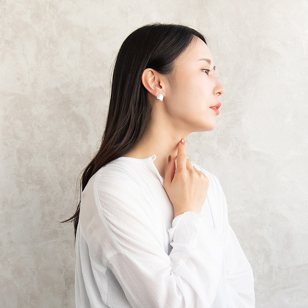 ピアス  ニッケルフリー neige. トライアングル フォールド スタッドピアス