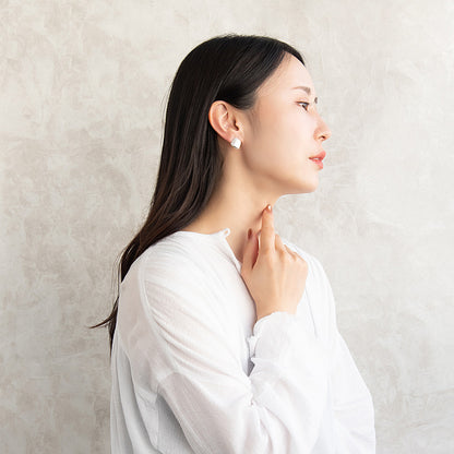 ピアス  ニッケルフリー neige. トライアングル フォールド スタッドピアス