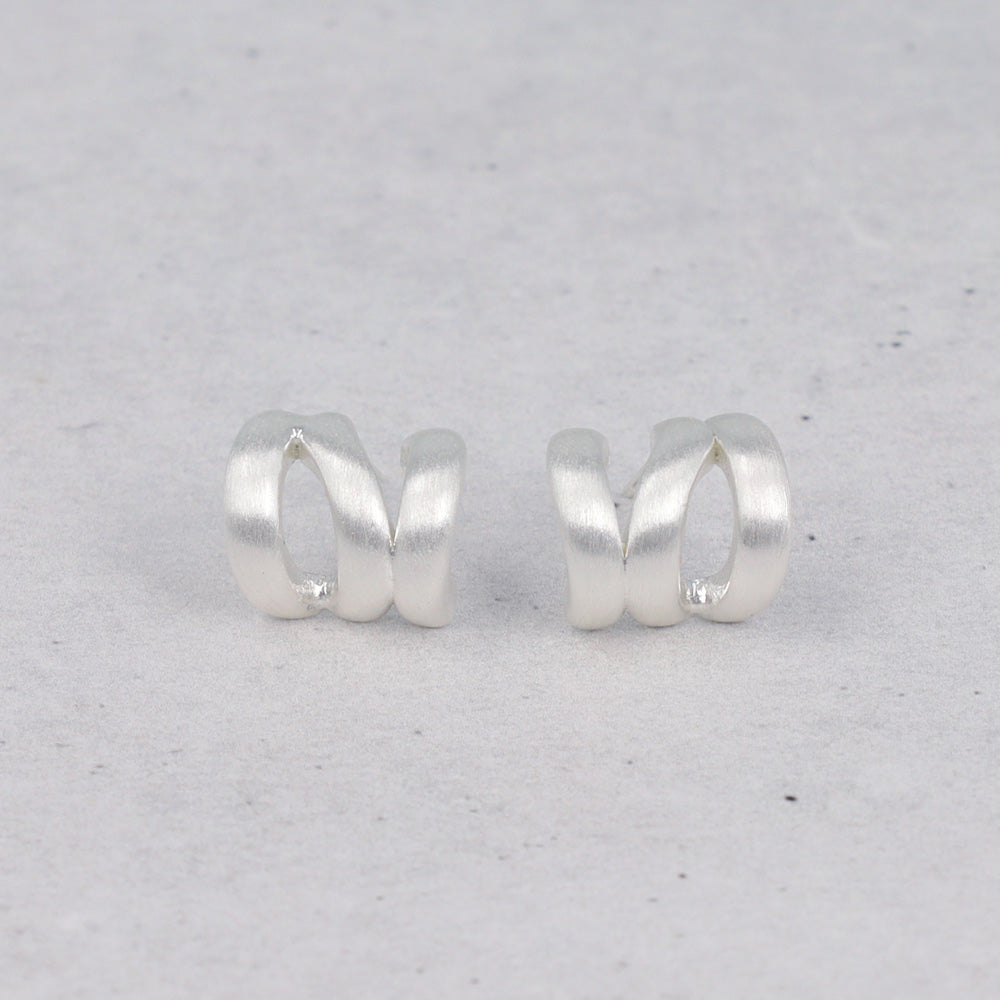 ピアス  ニッケルフリー neige. トリプル カーブライン スタッドピアス