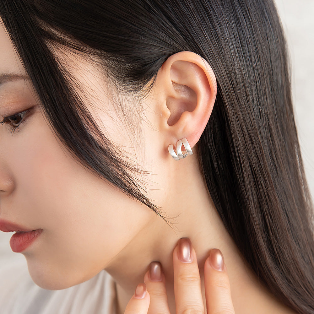 ピアス  ニッケルフリー neige. トリプル カーブライン スタッドピアス