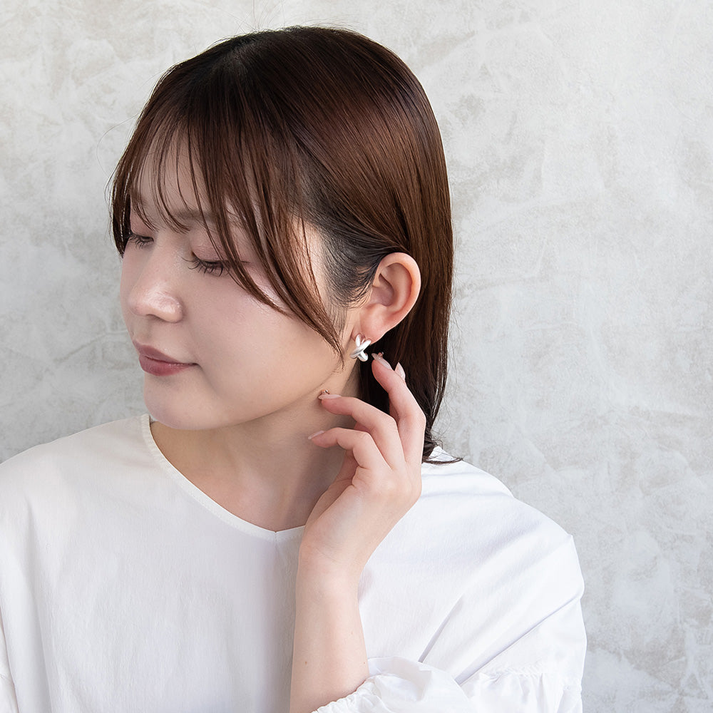 ピアス  ニッケルフリー neige. クロスライン カーブ スタッドピアス