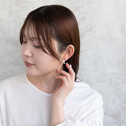 ピアス  ニッケルフリー neige. クロスライン カーブ スタッドピアス