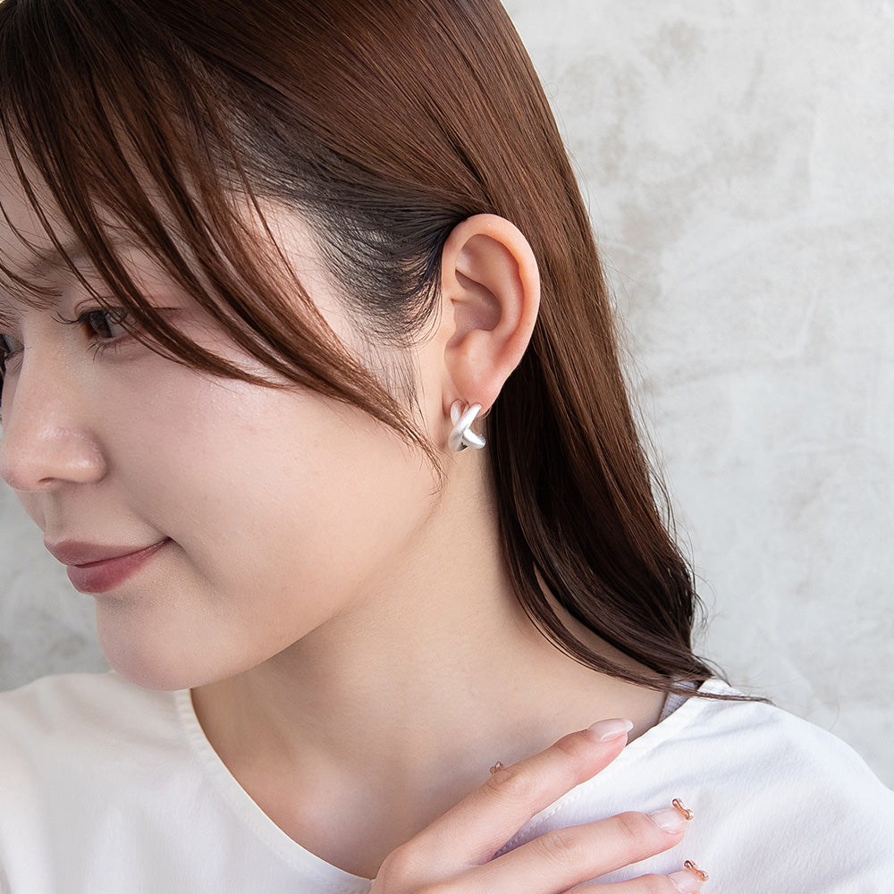 ピアス  ニッケルフリー neige. クロスライン カーブ スタッドピアス