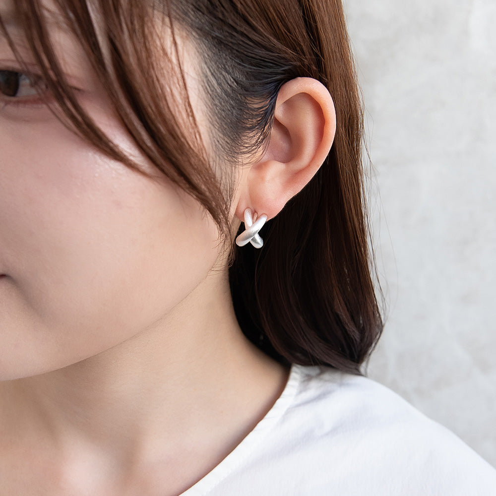 ピアス  ニッケルフリー neige. クロスライン カーブ スタッドピアス