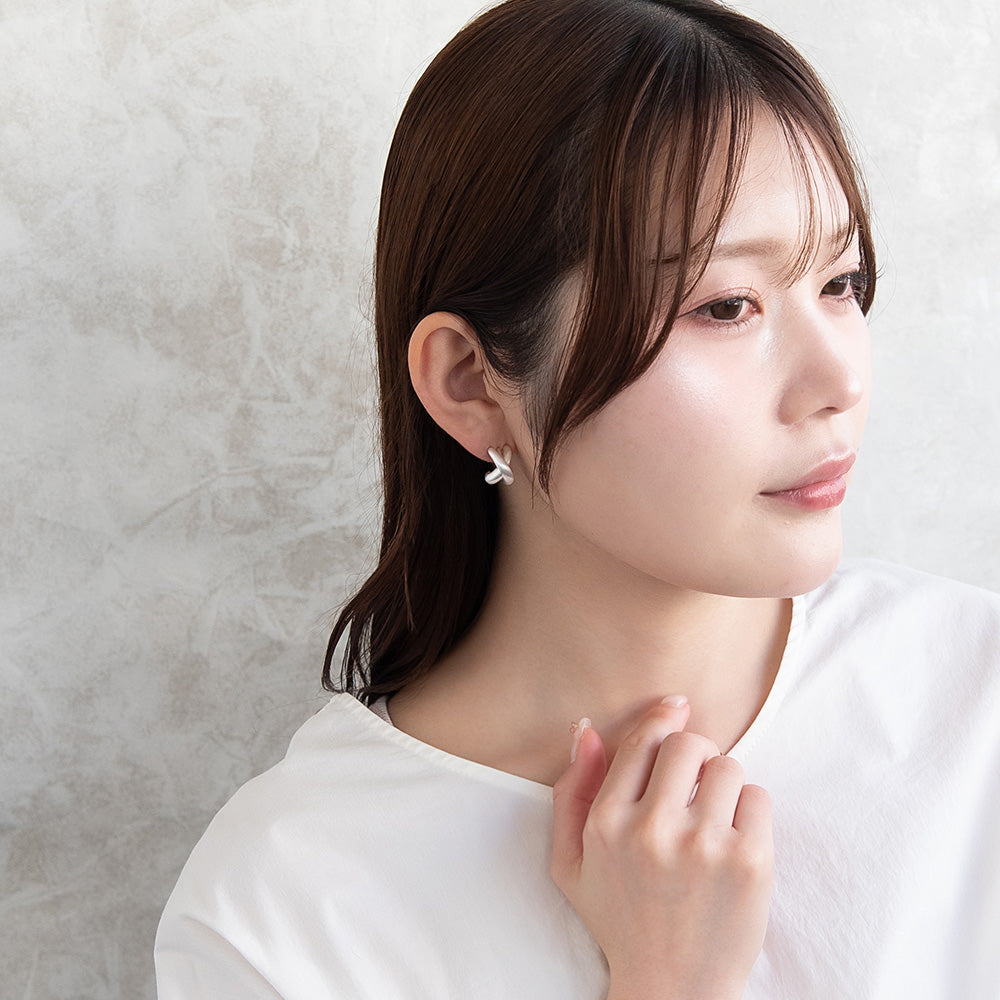 ピアス  ニッケルフリー neige. クロスライン カーブ スタッドピアス