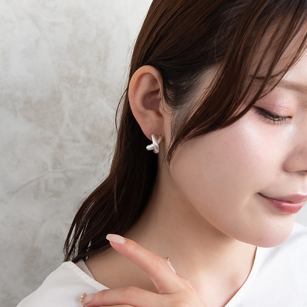 ピアス  ニッケルフリー neige. クロスライン カーブ スタッドピアス