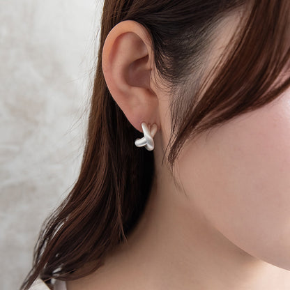 ピアス  ニッケルフリー neige. クロスライン カーブ スタッドピアス