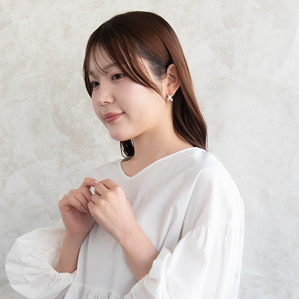 ピアス  ニッケルフリー neige. クロスライン カーブ スタッドピアス