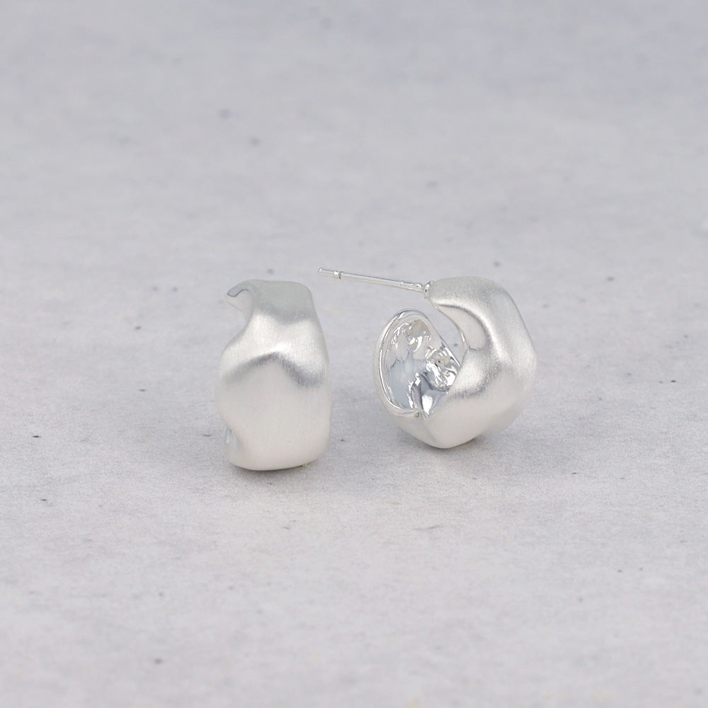 ピアス  ニッケルフリー neige. 凸凹 カーブ スタッドピアス