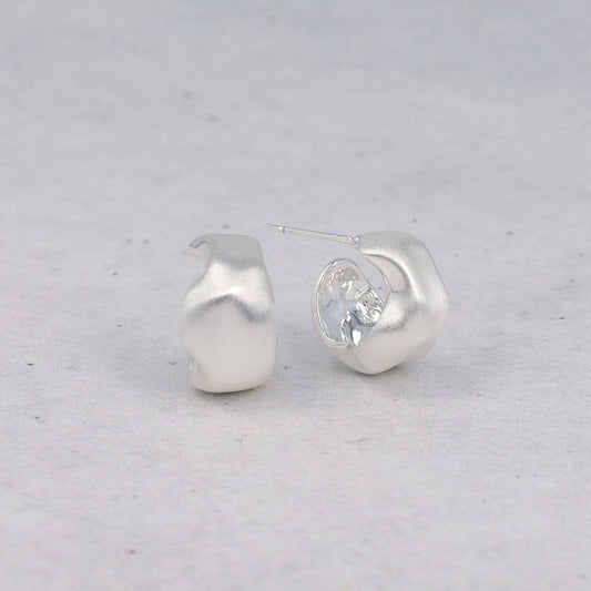 ピアス  ニッケルフリー neige. 凸凹 カーブ スタッドピアス