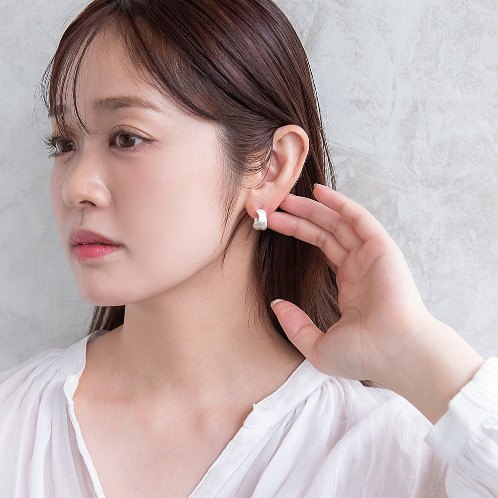 ピアス  ニッケルフリー neige. 凸凹 カーブ スタッドピアス