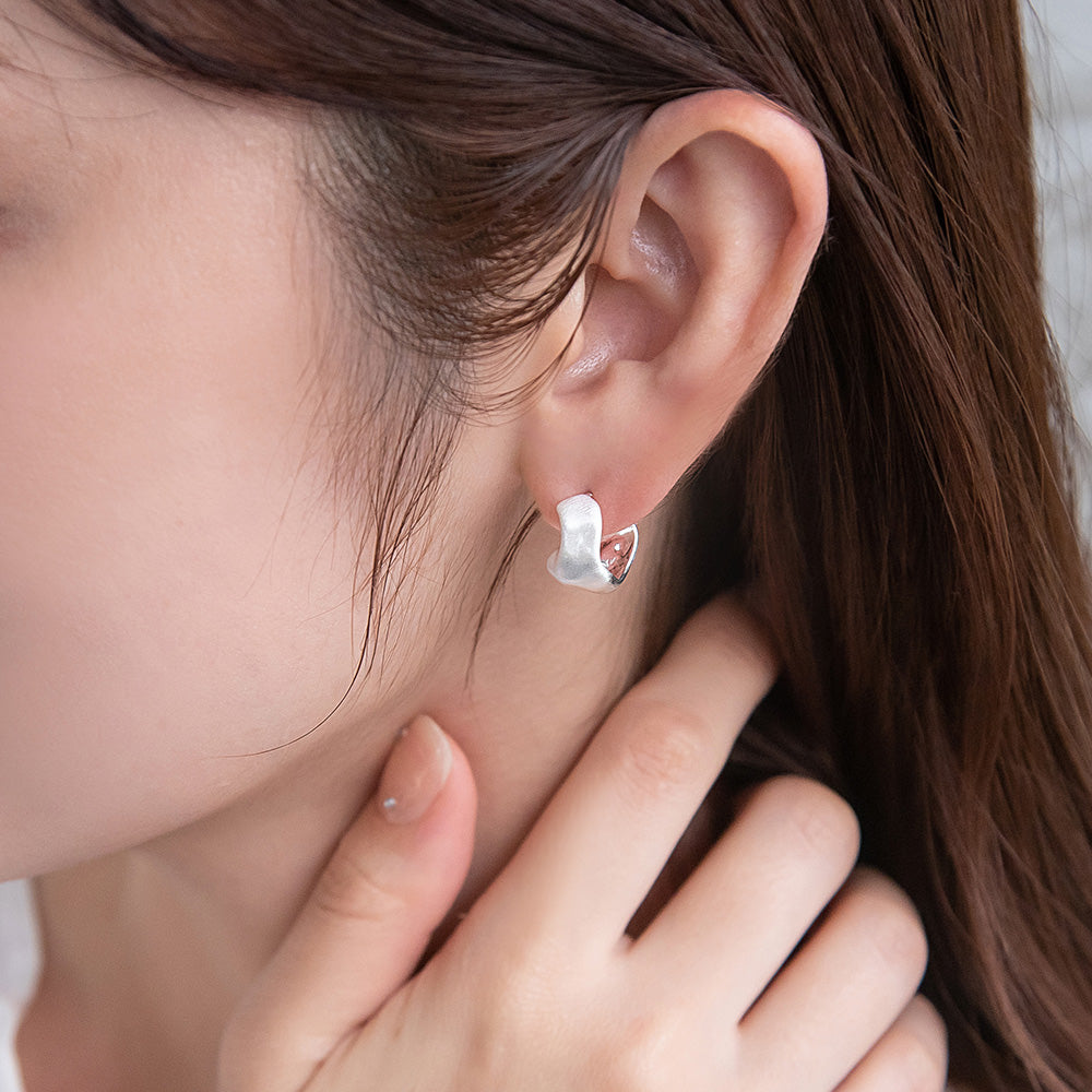 ピアス  ニッケルフリー neige. 凸凹 カーブ スタッドピアス