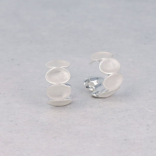 ピアス  ニッケルフリー neige. ビーンズ カーブ スタッドピアス