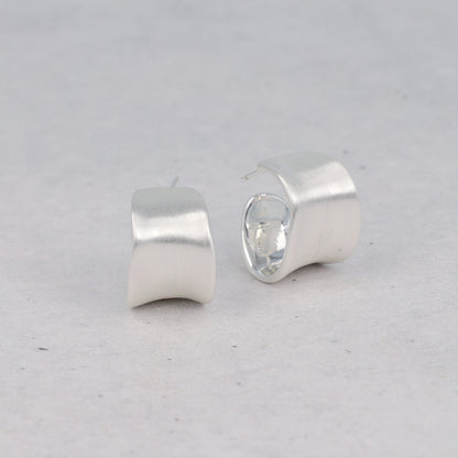 ピアス  ニッケルフリー neige. ワイドプレート カーブ スタッドピアス