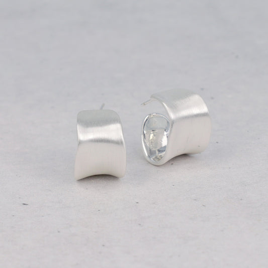 ピアス  ニッケルフリー neige. ワイドプレート カーブ スタッドピアス