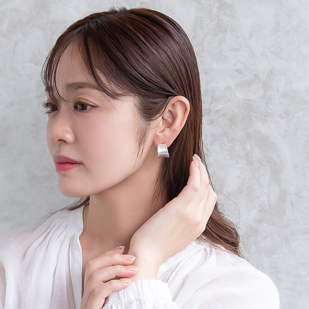 ピアス  ニッケルフリー neige. ワイドプレート カーブ スタッドピアス