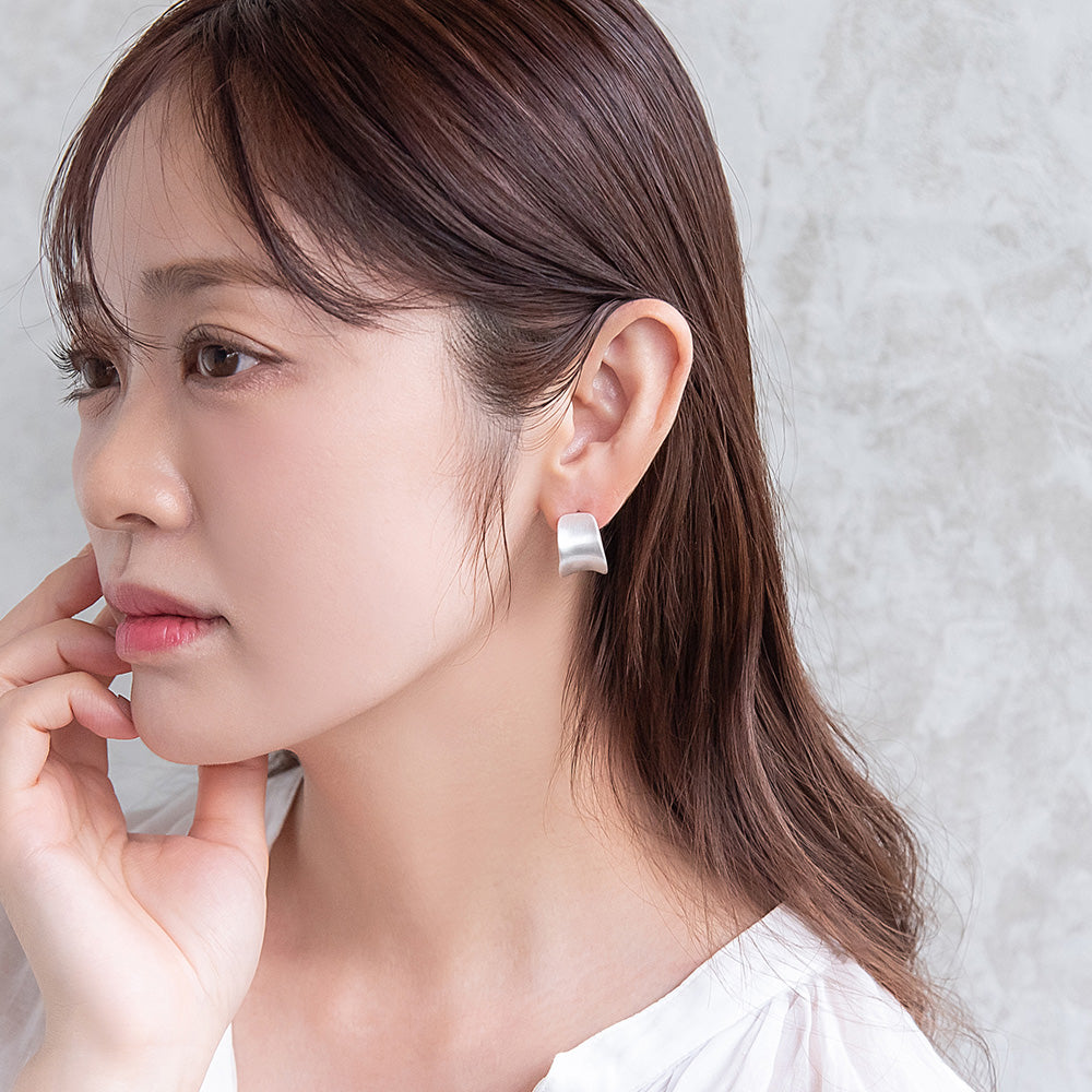 ピアス  ニッケルフリー neige. ワイドプレート カーブ スタッドピアス